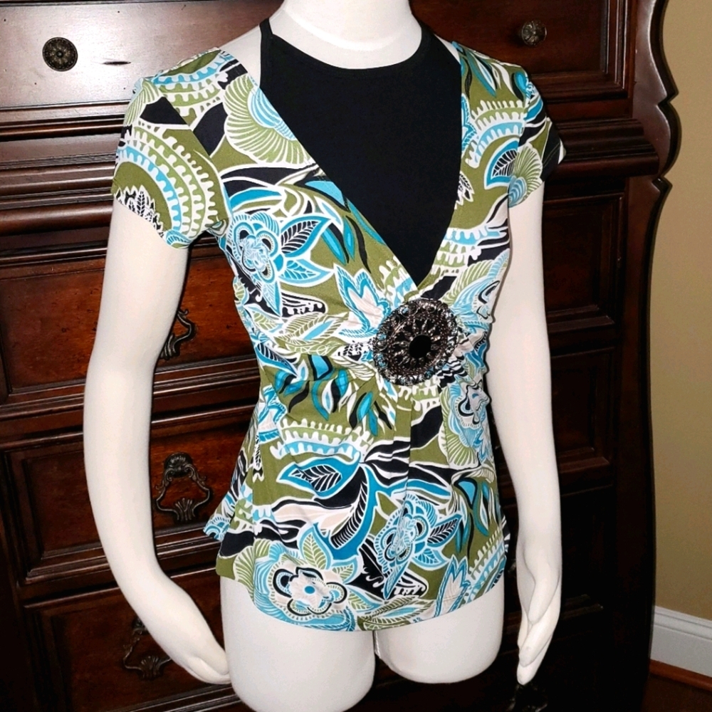 🍃 Multi-Color Leaf-print Top w/ Center Brooch
